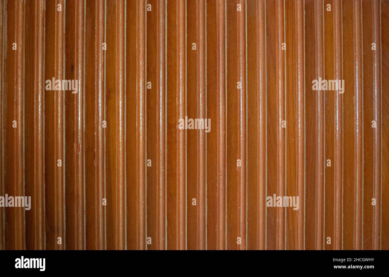 Struttura di sfondo in legno marrone con feritoia Foto Stock