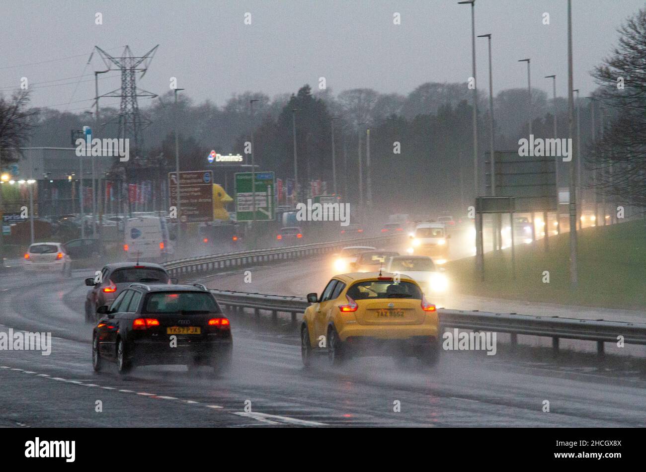 Dundee, Tayside, Scozia, Regno Unito. 29th Dic 2021. UK Meteo: La Scozia nord-orientale sta vivendo venti alti e deperazioni torrenziali con temperature che raggiungono i 6°C. I conducenti della trafficata Dundee Kingsway West a doppia carreggiata si trovano in condizioni di pioggia e di insidie. Credit: Dundee Photographics/Alamy Live News Foto Stock