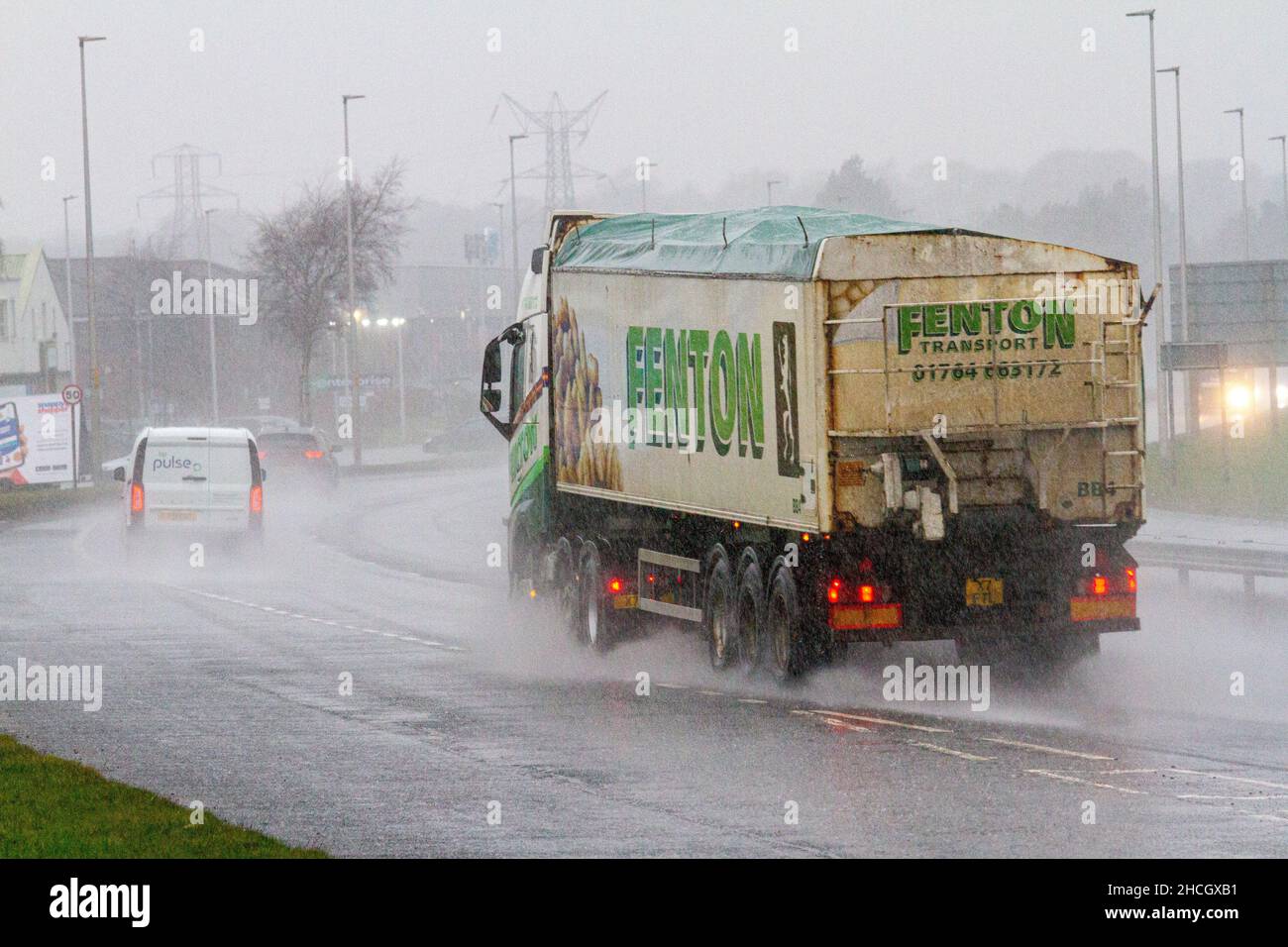 Dundee, Tayside, Scozia, Regno Unito. 29th Dic 2021. UK Meteo: La Scozia nord-orientale sta vivendo venti alti e deperazioni torrenziali con temperature che raggiungono i 6°C. I conducenti della trafficata Dundee Kingsway West a doppia carreggiata si trovano in condizioni di pioggia e di insidie. Credit: Dundee Photographics/Alamy Live News Foto Stock