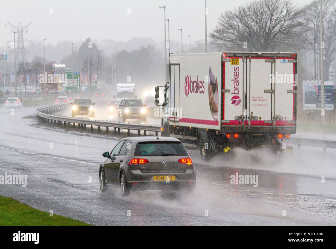 Dundee, Tayside, Scozia, Regno Unito. 29th Dic 2021. UK Meteo: La Scozia nord-orientale sta vivendo venti alti e deperazioni torrenziali con temperature che raggiungono i 6°C. I conducenti della trafficata Dundee Kingsway West a doppia carreggiata si trovano in condizioni di pioggia e di insidie. Credit: Dundee Photographics/Alamy Live News Foto Stock