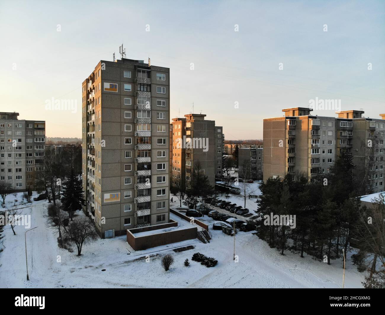 Edificio di appartamenti a più piani in inverno nel quartiere di Eiguliai a Kaunas, Lituania. Foto aerea. Investimento, affitto, concetto immobiliare Foto Stock
