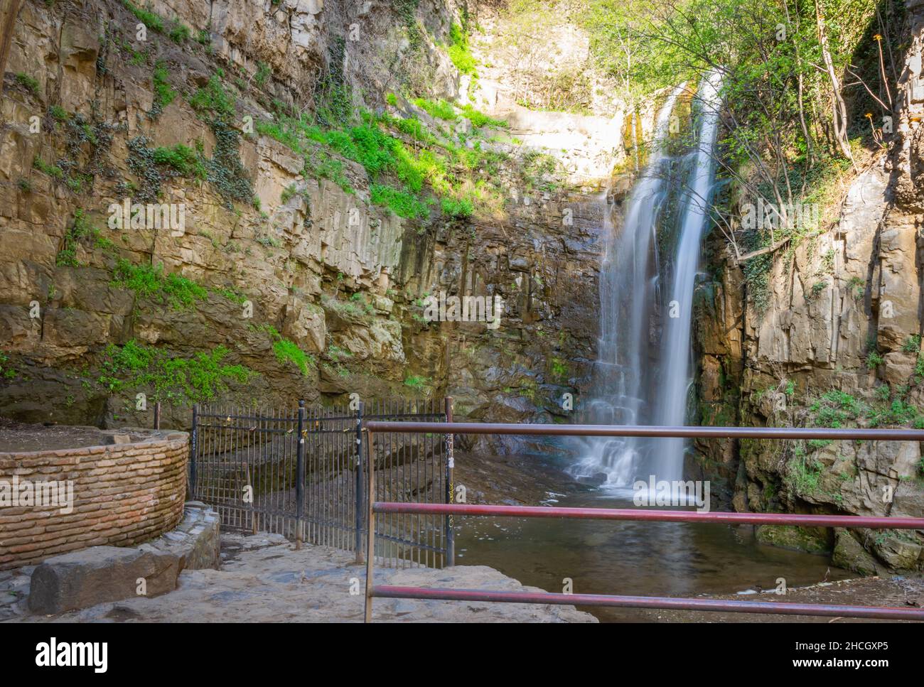 Cascata di Tbilisi con torrente d'acqua setosa circondato dalla natura primaverile e senza persone intorno. Attrazioni nel centro della città di Tbilisi. Destinazione del viaggio - Foto Stock