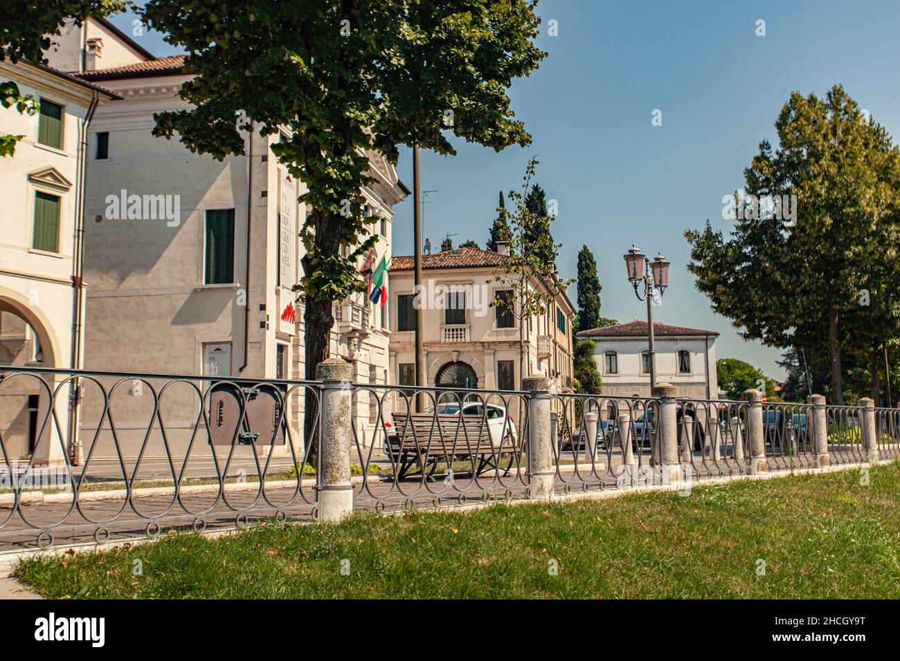 TREVISO, ITALIA 13 AGOSTO 2020: Paesaggio di edifici a Treviso in Italia Foto Stock