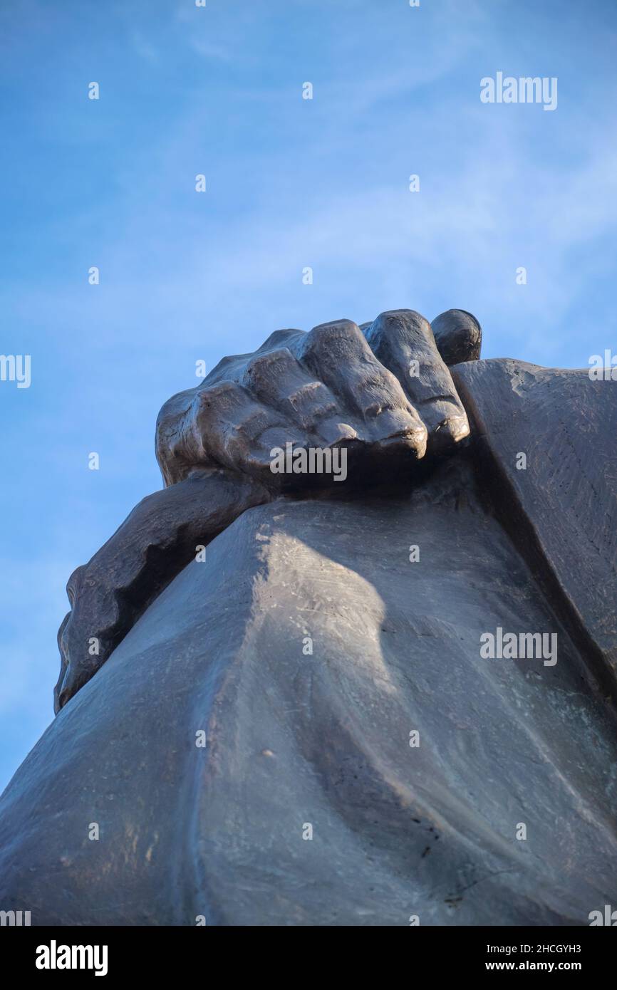 Le mani della statua della madre che piange, addolorata. In Piazza Memoriale a Tashkent, Uzbekistan. Foto Stock