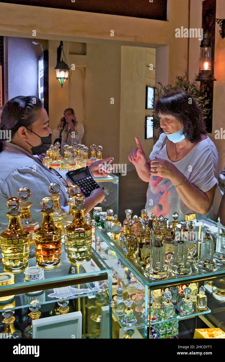 i turisti acquistano souvenir. Dubai, Emirati Arabi Uniti, Medio Oriente, Foto Stock