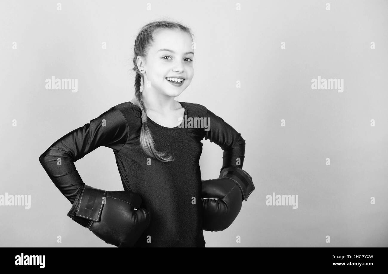 allenamento di una piccola ragazza boxer. Dieta di idoneità. Salute di energia. Punzonatura knockout. Attività infantile. Il successo dello sport. la moda sportswear. Buon bambino Foto Stock