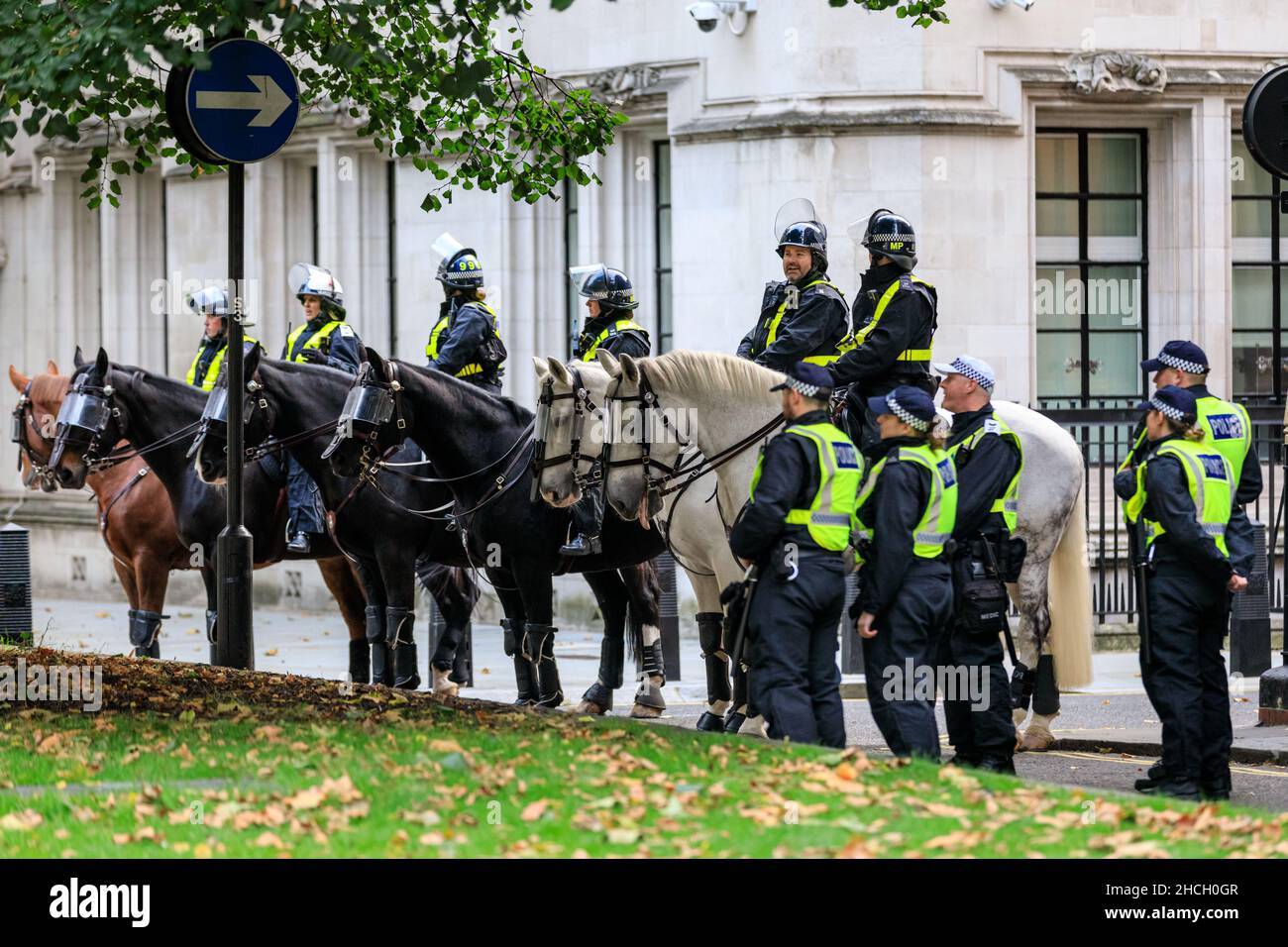 Polizia montata, ha incontrato ufficiali di polizia su cavalli si allineano a Parliament Square, Westminster, Londra Foto Stock
