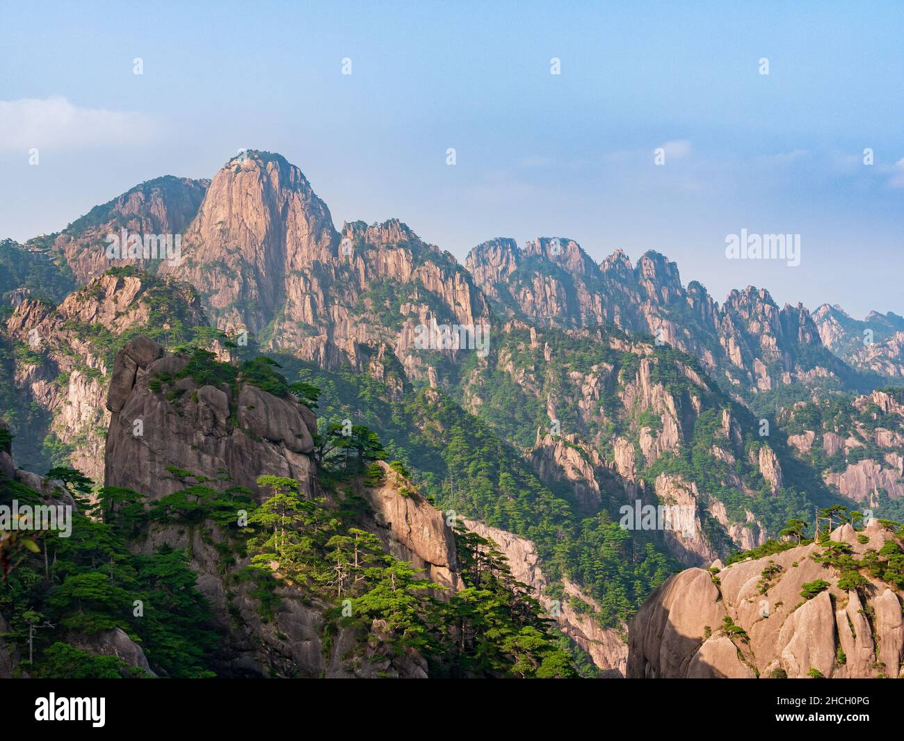Cielo blu sopra la cima della montagna alle montagne di Huangshan, montagne gialle, Anhui, Huangshan, Cina, Asia, Stock photo, Patrimonio dell'Umanità dell'UNESCO Foto Stock