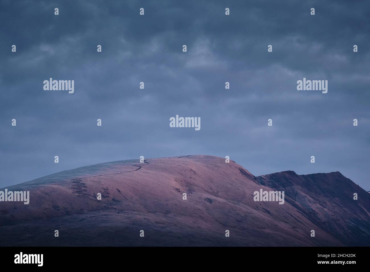 La polvere di neve su Blease cadde e il sentiero di cresta a Blenpathra, vicino a Keswick, Lake District, Cumbria. Foto Stock