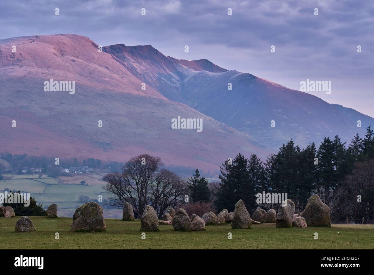 La polvere di neve su Blease cadde e il sentiero di cresta a Blenpathra, visto da Castlerigg Stone Circle vicino a Keswick, Lake District, Cumbria. Foto Stock