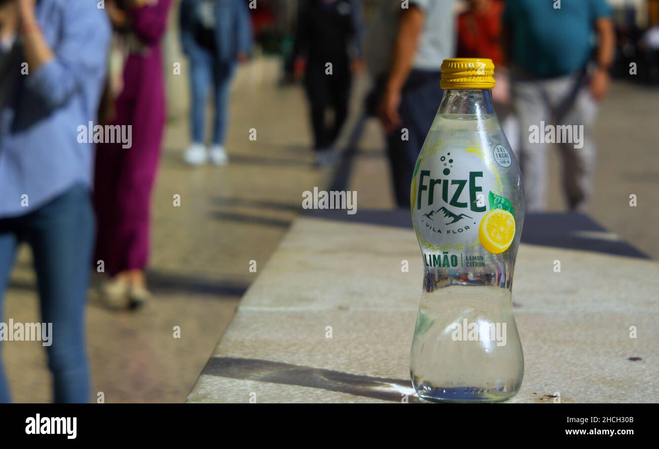 Lisboa,Portogallo,Ottobre 26,2021:Rossio questa è una piccola bottiglia della bevanda dietetica portoghese limonata di Frize. Foto Stock