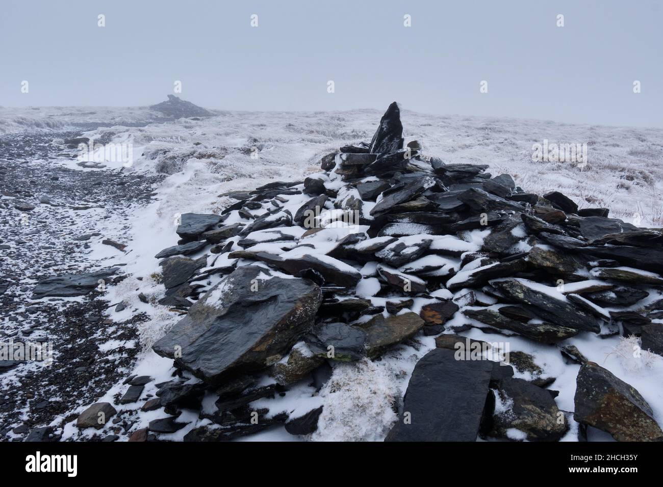 Icy cairns a Blencathra (Saddleback) vicino a Keswick, Lake District, Cumbria Foto Stock