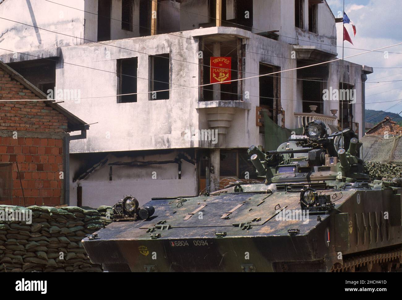 - intervento della NATO in Kosovo, controllo della fanteria marina francese sul ponte di Mitroviza che divide la parte serba della città da quella albanese (luglio 2000) - Intervento NATO a Kossovo, Checkpoint della fanteria di Marina francese sul ponte di Mitroviza che divide la zona serba della Città da quella albanese (Luglio 2000) Foto Stock