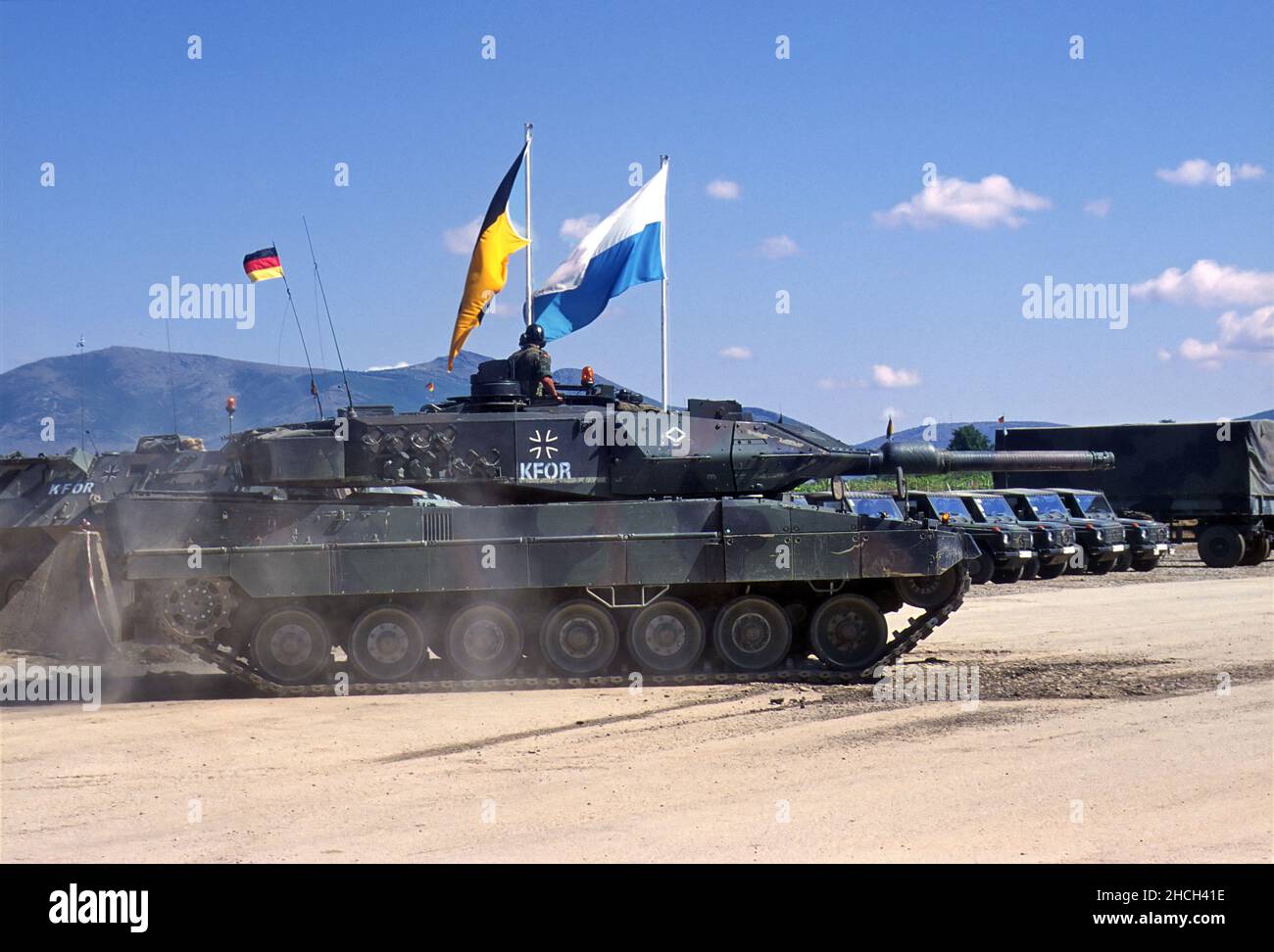 - intervento NATO in Kosovo, leopardo 2 carro armato dell'esercito tedesco presso la città di Orahovac (luglio 2000) - Intervento nato a Kossovo, carro armato Leopard 2 dell'esercito tedesco presso la Città di Orahovac (luglio 2000) Foto Stock