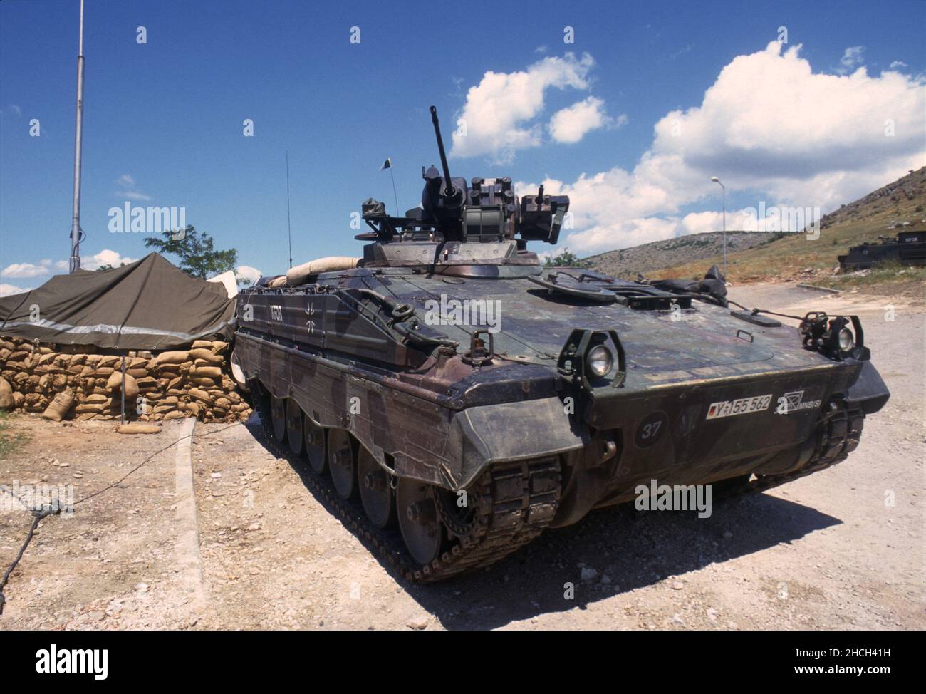 - intervento della NATO in Kosovo, checkpoint dell'esercito tedesco con un veicolo da combattimento corazzato Marder nei pressi della città di Orahovac (luglio 2000) - Intervento nato a Kossovo, checkpoint dell'esercito tedesco con un veicolo da combattimento corazzato Marder presso la Città di Orahovac (luglio 2000) Foto Stock