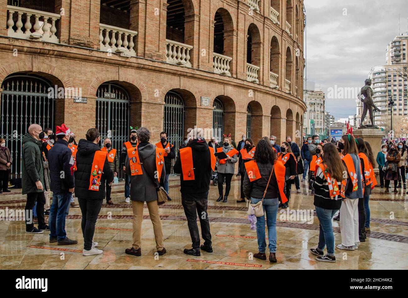 Coro universitario che canta i Caroli di Natale la vigilia di Natale in sul centro della città di Valencia Foto Stock