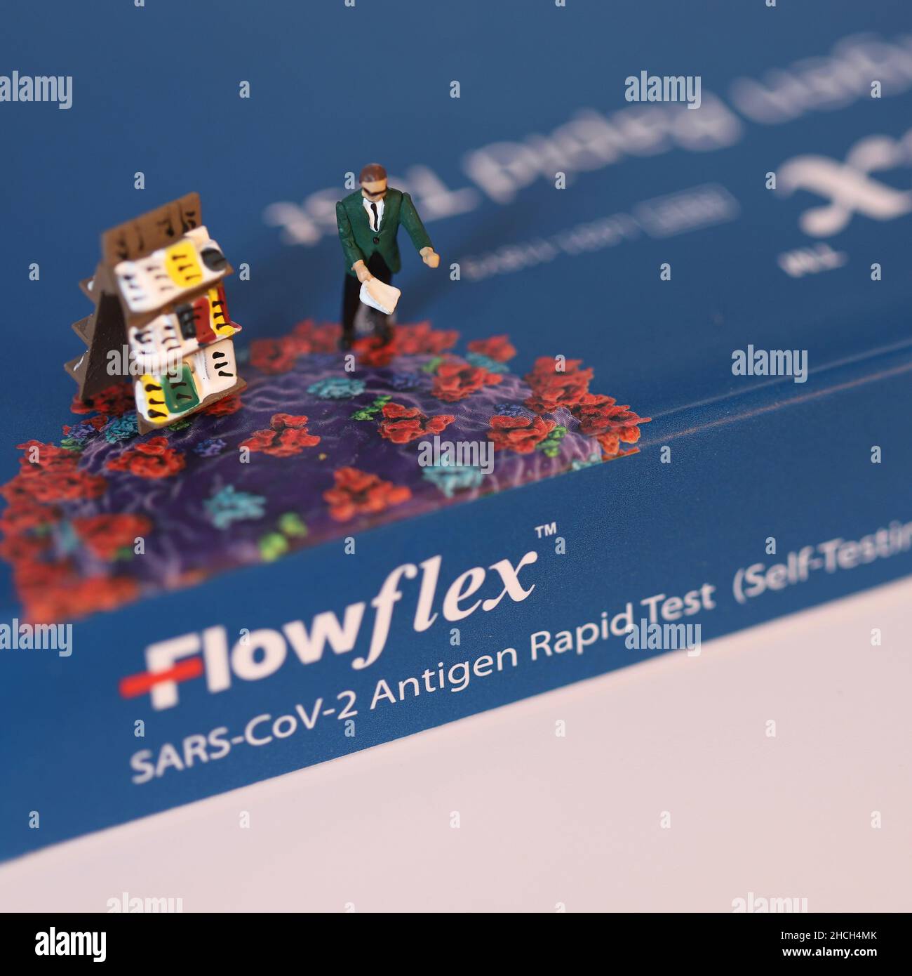 UK, 29 dicembre 2021: Flowflex box di LFT (prove di flusso laterali) con un modello di edicola e news seller. Continua la pandemia di coronavirus di Covid. Foto Stock