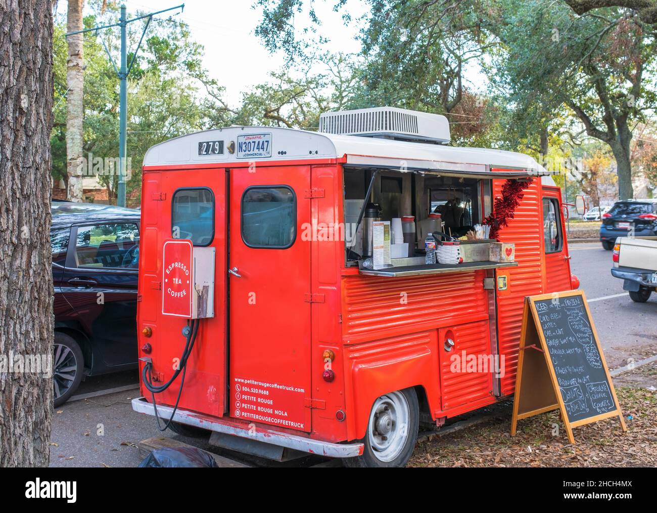 NEW ORLEANS, LA, USA - 18 DICEMBRE 2021: Il camion del caffè Petite Rouge su Carrollton Avenue Foto Stock