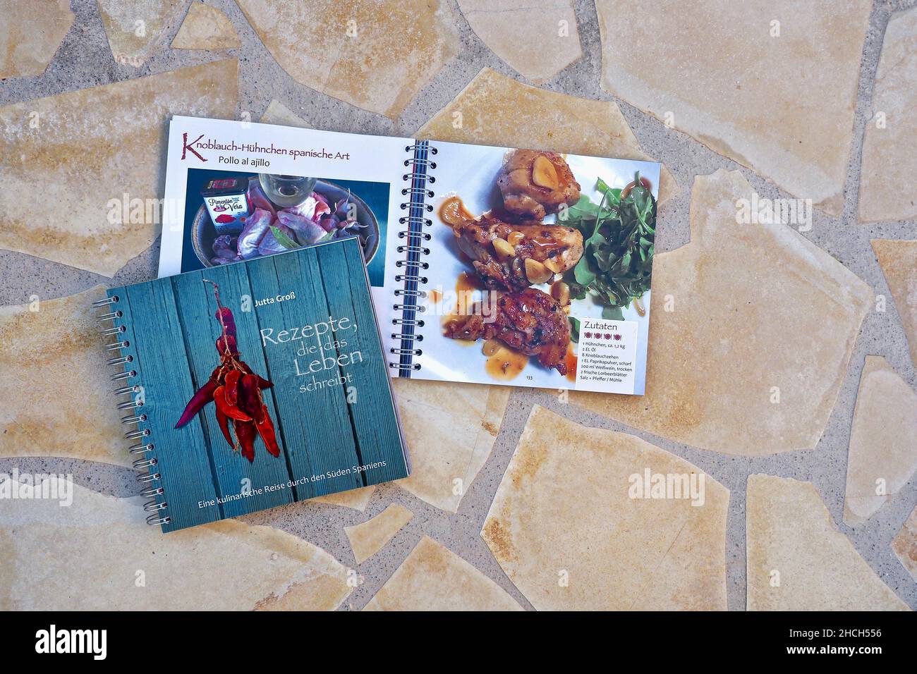 Titolo del libro e libro di cucina aperto sul pavimento di pietra Foto Stock