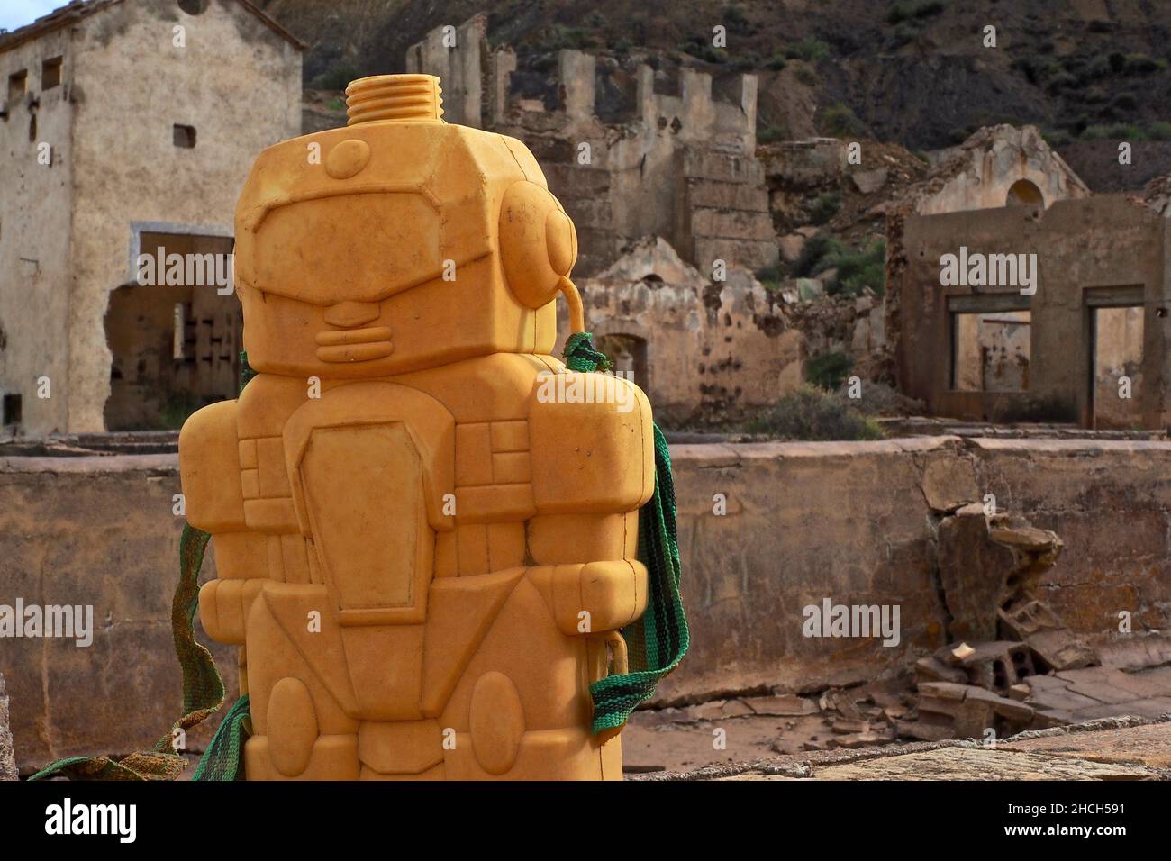 Figura gialla di plastica di fronte alle rovine di una miniera a Mazarron, Murcia, Spagna Foto Stock