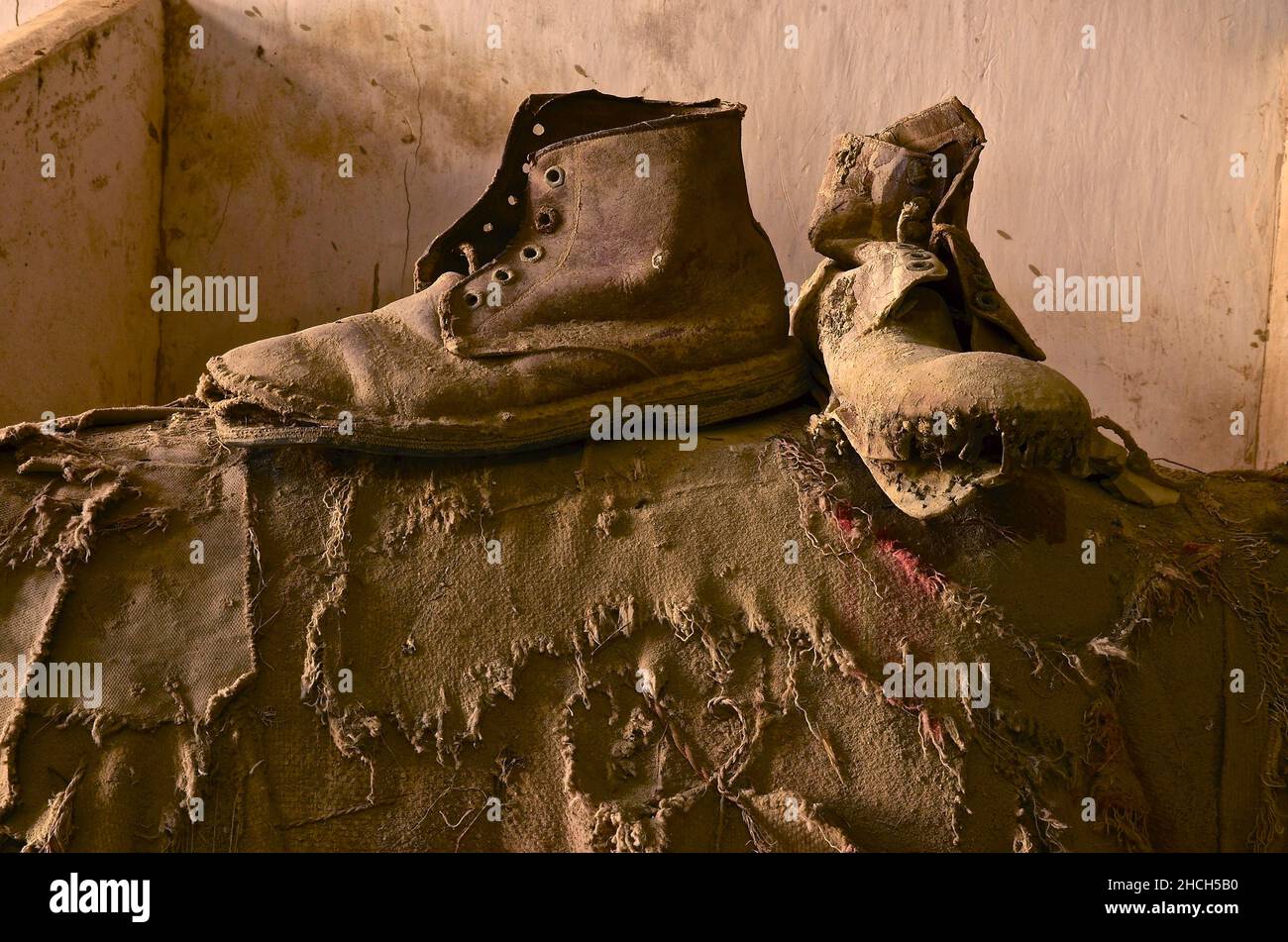 Due scarpe da lavoro su una borsa di iuta strappata Foto stock - Alamy
