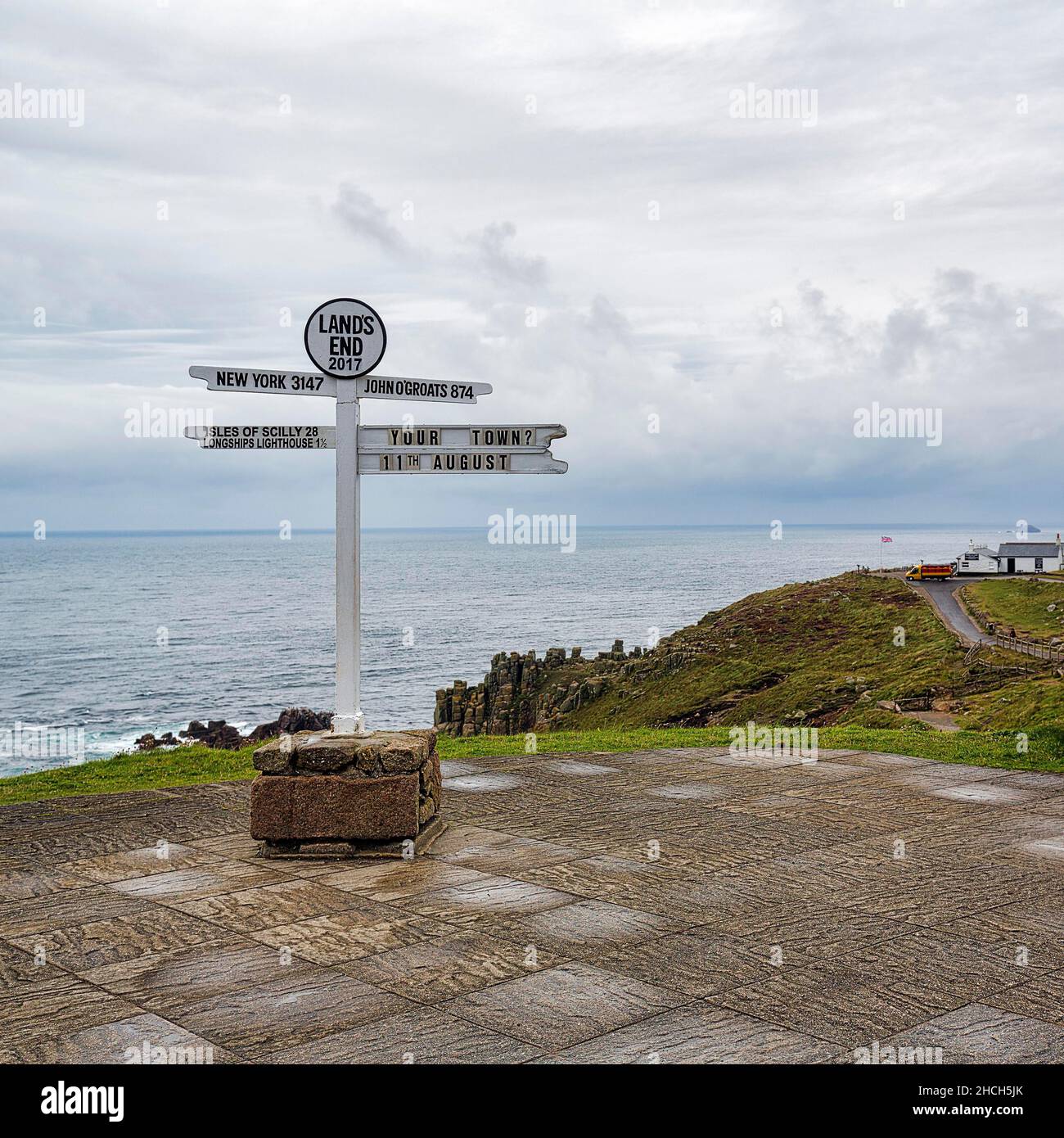 Segnaletica per New York, John o Groats e le isole di Scilly con lettere Lands End, Penzance, Penwith Peninsula, Cornovaglia, Inghilterra, Gran Bretagna Foto Stock