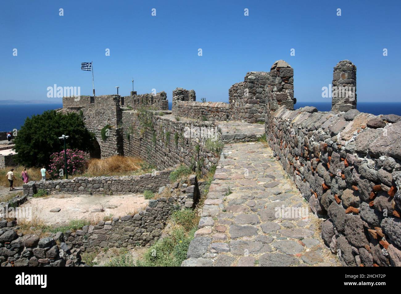 La Fortezza di Mithimna che si trova sopra il villaggio costiero di Molyvos sull'isola di Lesvos in Grecia. Foto Stock
