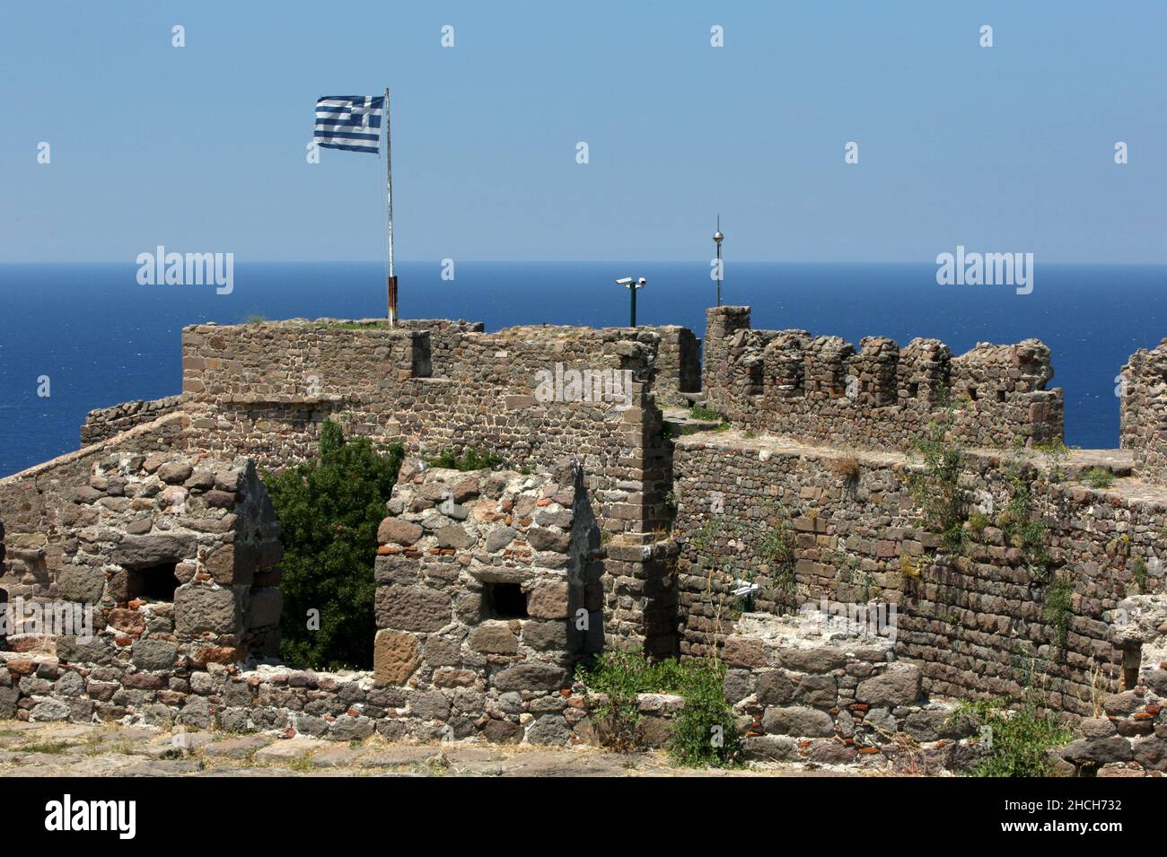 Vista sul Mar Egeo dalla Fortezza di Mithimna che si trova sopra il villaggio costiero di Molyvos sull'isola di Lesvos in Grecia. Foto Stock