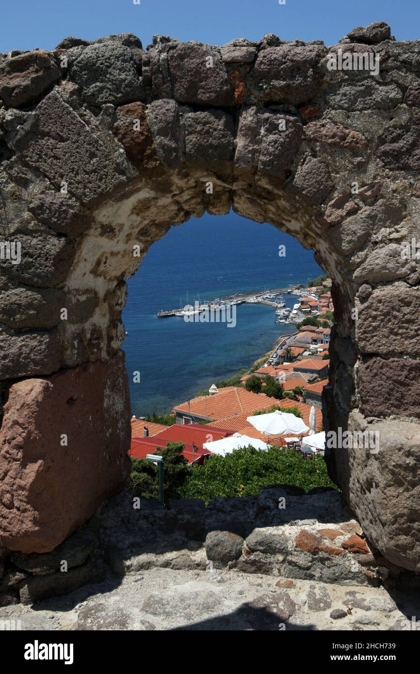 Vista del porto di Molyvos sull'isola di Lesvos in Grecia dalla Fortezza di Mithimna che si trova sopra il villaggio. Foto Stock