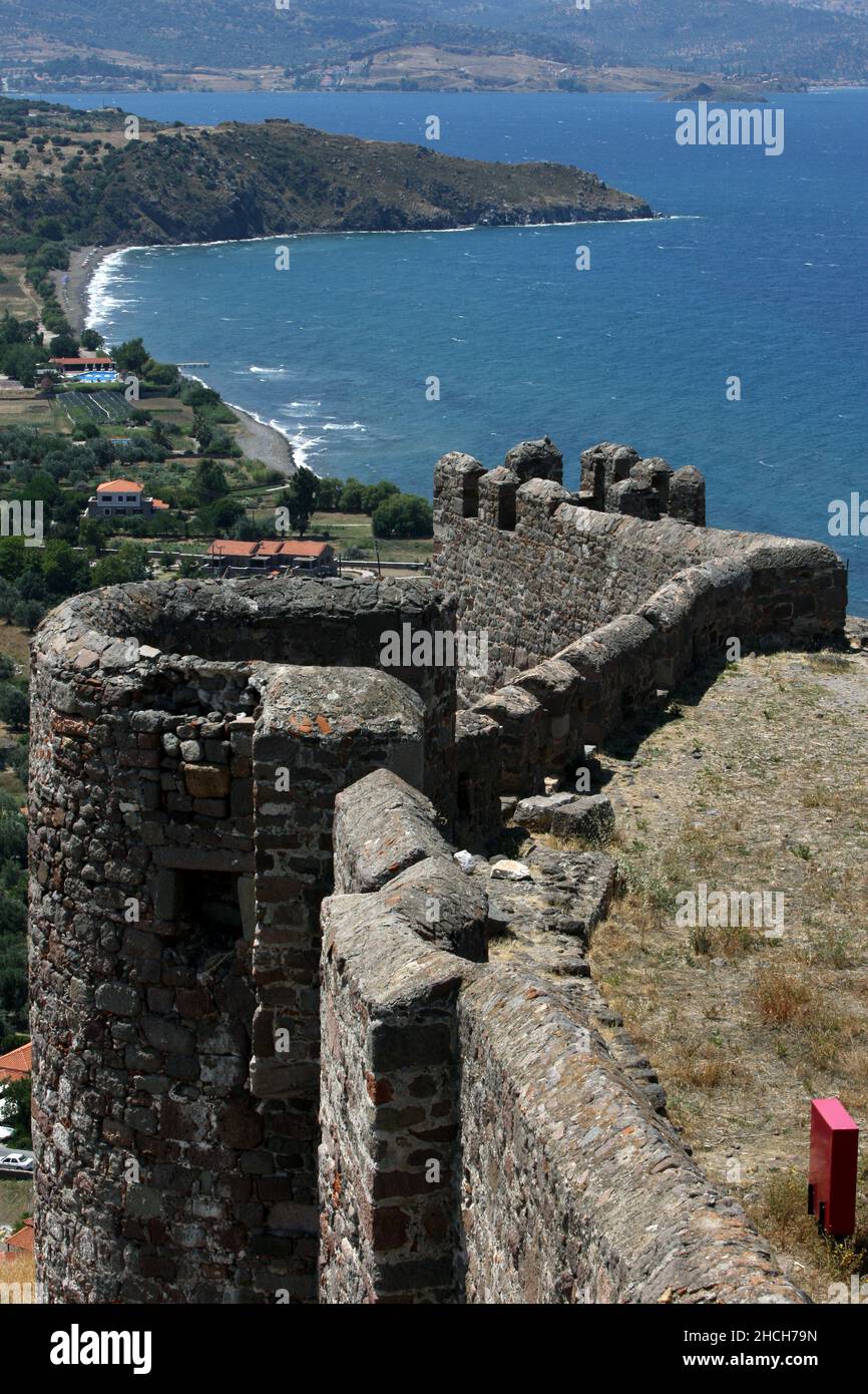 La Fortezza di Mithimna che si trova sopra il villaggio costiero di Molyvos sull'isola di Lesvos in Grecia. Foto Stock
