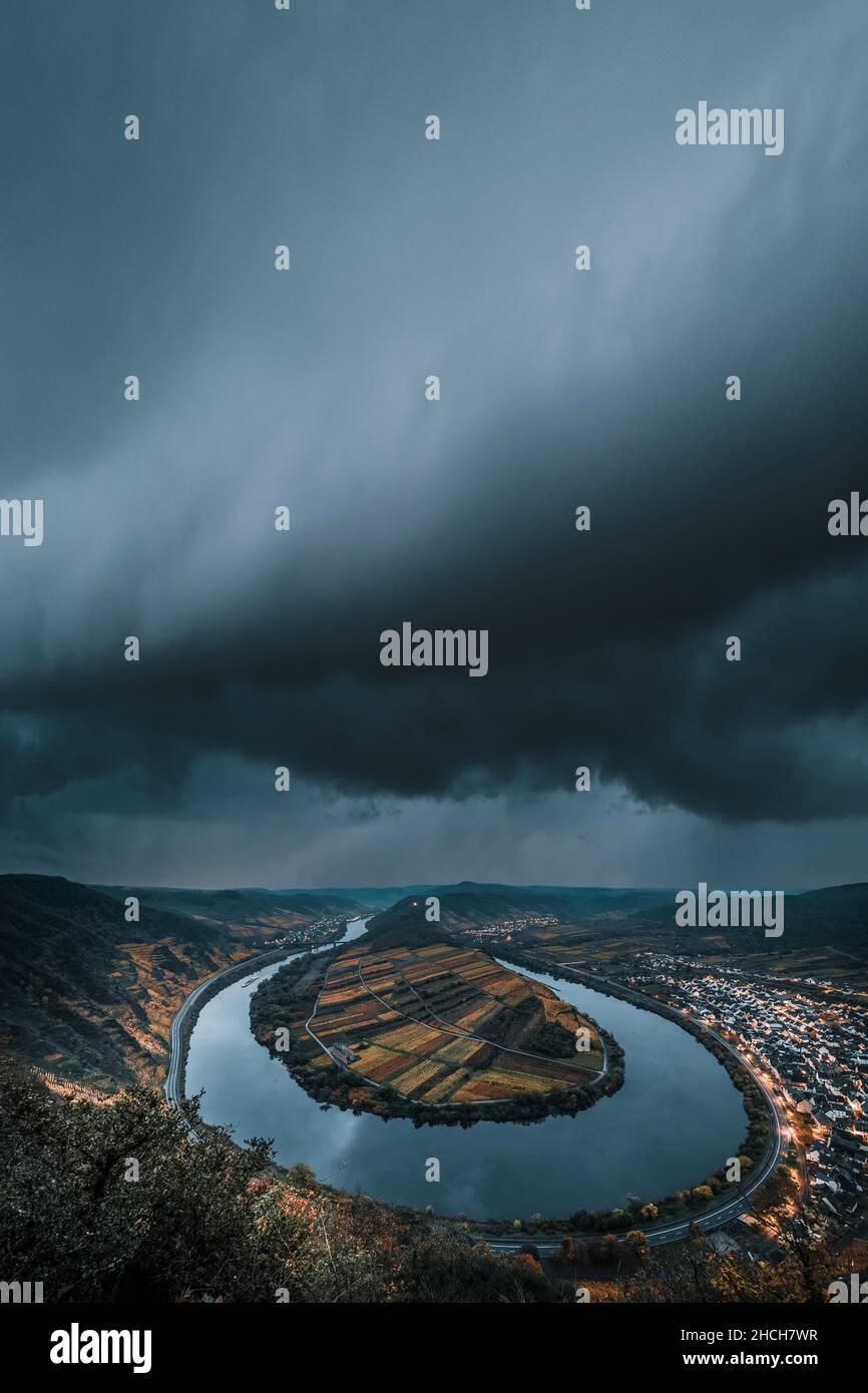 Vista sulla Mosella nei pressi di Bremm al temporale e in autunno. Onda di nuvole sul loop Mosella e i vigneti, Renania-Palatinato Foto Stock