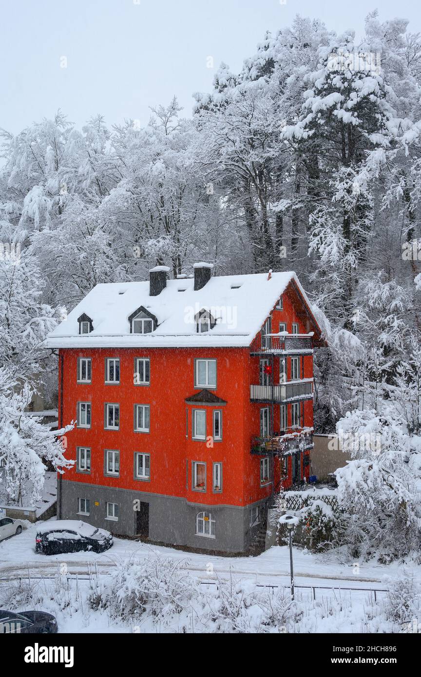 Casa rossa in nevicate leggere, Kempten, Allgaeu, Baviera, Germania Foto Stock