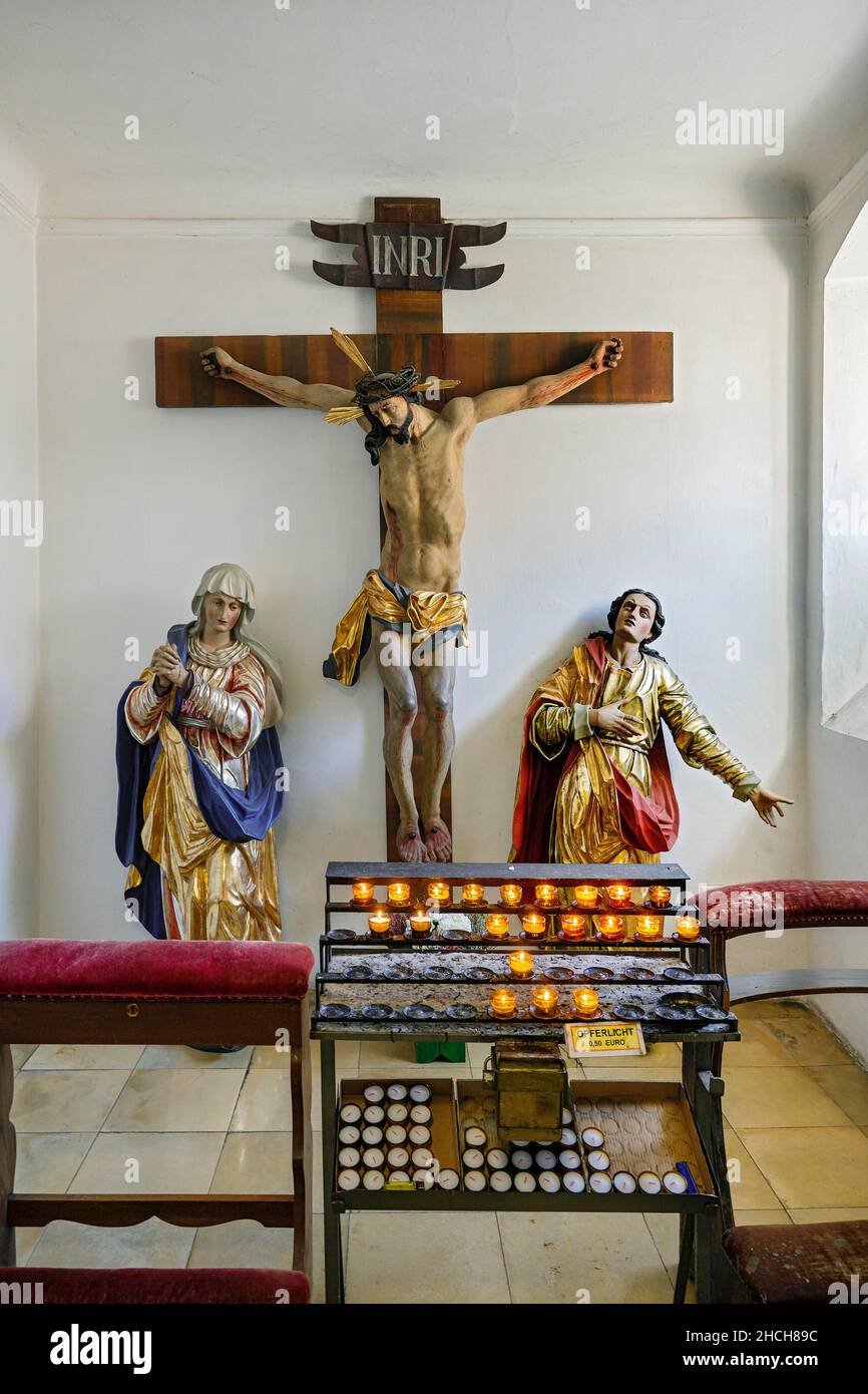Cristo sulla croce, figure in lutto e candele sacrificali, Chiesa parrocchiale di San Magnus, Lenzfried, Kempten, alta Baviera, Baviera, Germania Foto Stock