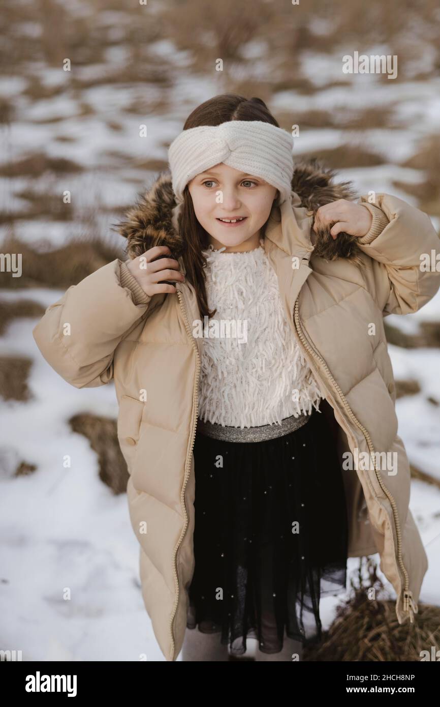 Giacca invernale ragazza con fascia, Plakogel, Sommeralm, Stiria, Austria Foto Stock