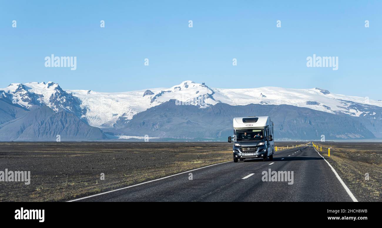 Motorhome su strada di campagna, enorme ghiacciaio Vatnajoekull dietro, Ring Road, Islanda Foto Stock