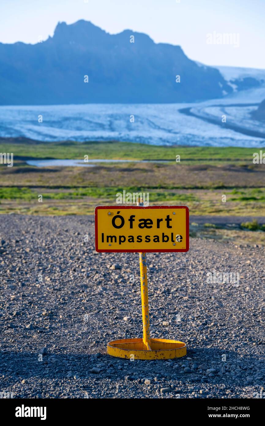 Strada ghiaiosa chiusa, ghiacciaio Vatnajoekull, montagne e ampio paesaggio dietro, Ring Road, Islanda Foto Stock