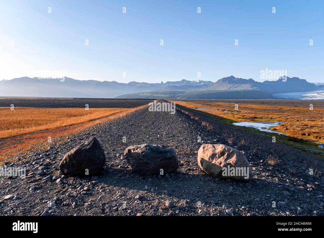 Strada di ghiaia chiusa, montagne e ampio paesaggio dietro, Ring Road, Islanda Foto Stock
