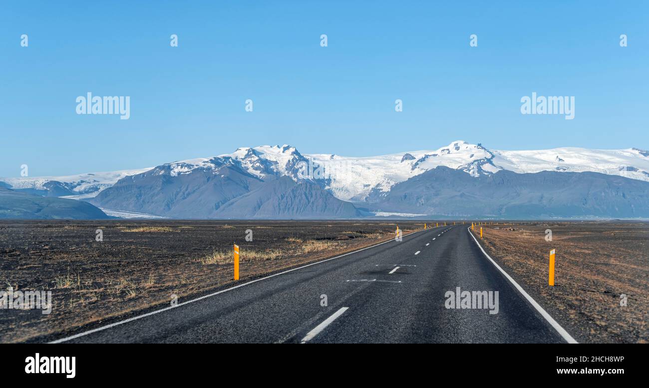 Strada di campagna, enorme ghiacciaio Vatnajoekull nel retro, Ring Road, Islanda Foto Stock