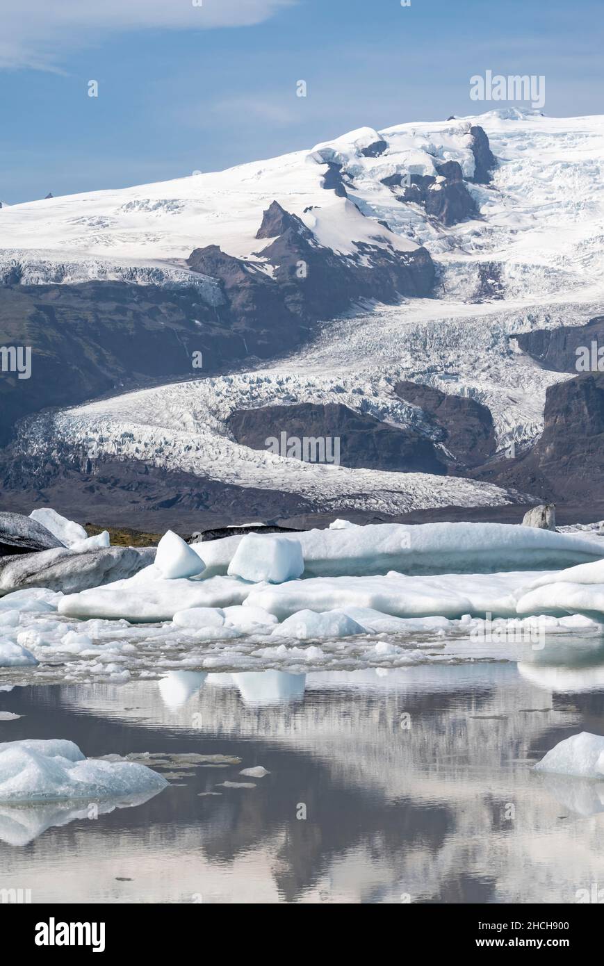 Fjallsarlon laguna di ghiaccio, galleggianti di ghiaccio di fronte al ghiacciaio Vatnajoekull, Hornafjoerour, Islanda Foto Stock