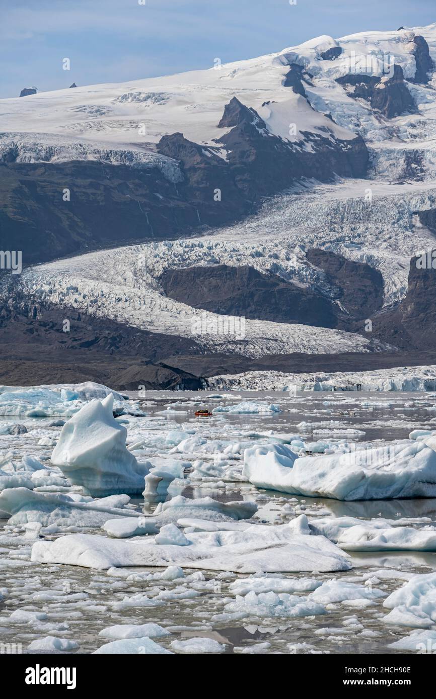 Fjallsarlon laguna di ghiaccio, galleggianti di ghiaccio di fronte al ghiacciaio Vatnajoekull, Hornafjoerour, Islanda Foto Stock