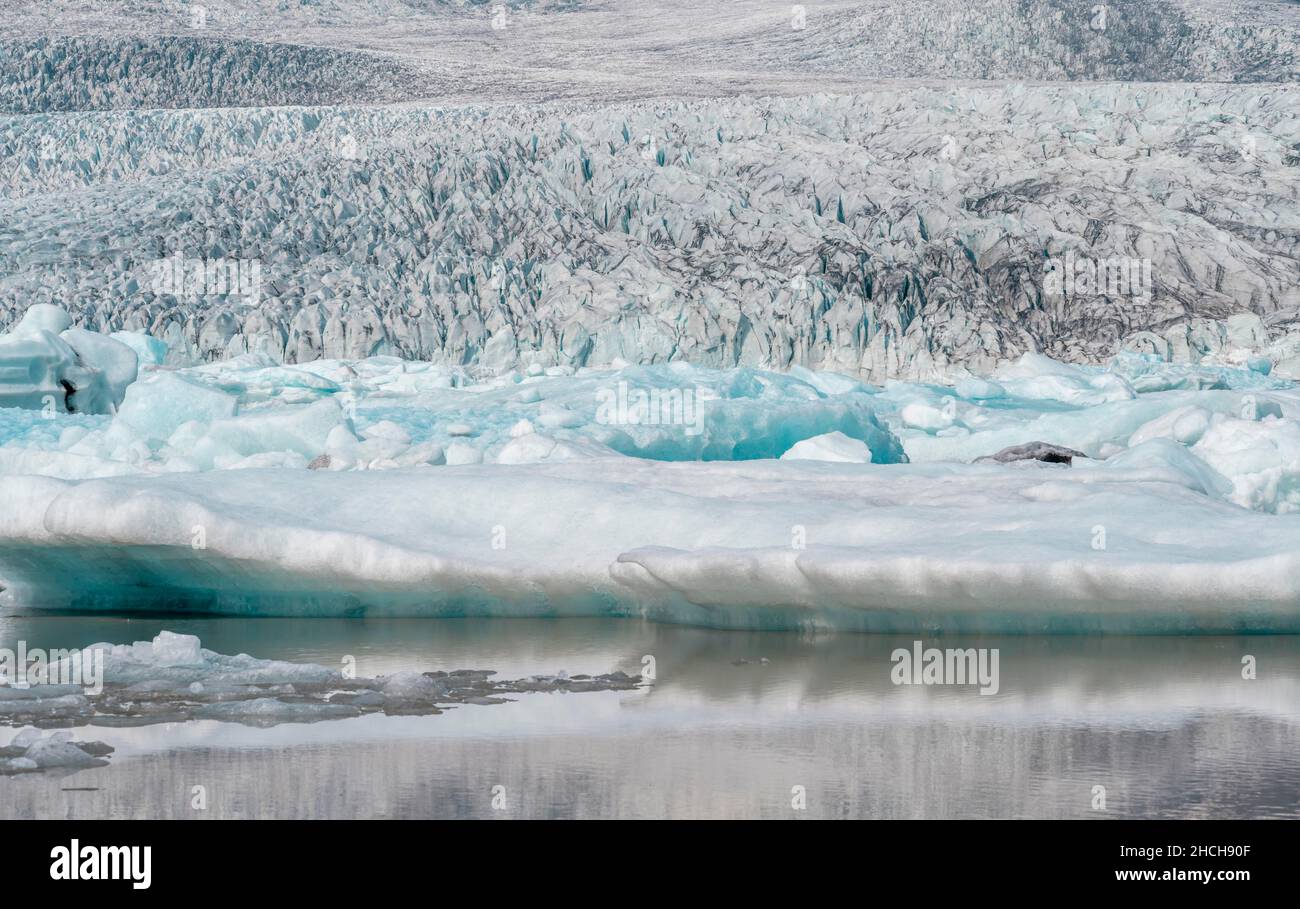 Fjallsarlon laguna di ghiaccio, galleggianti di ghiaccio di fronte al ghiacciaio Vatnajoekull, Hornafjoerour, Islanda Foto Stock