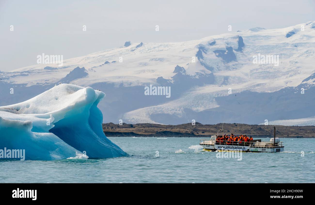 Escursione in barca sulla laguna di ghiaccio Joekulsarlon, galleggianti di ghiaccio di fronte al ghiacciaio Vatnajoekull, Hornafjoerour, Islanda Foto Stock