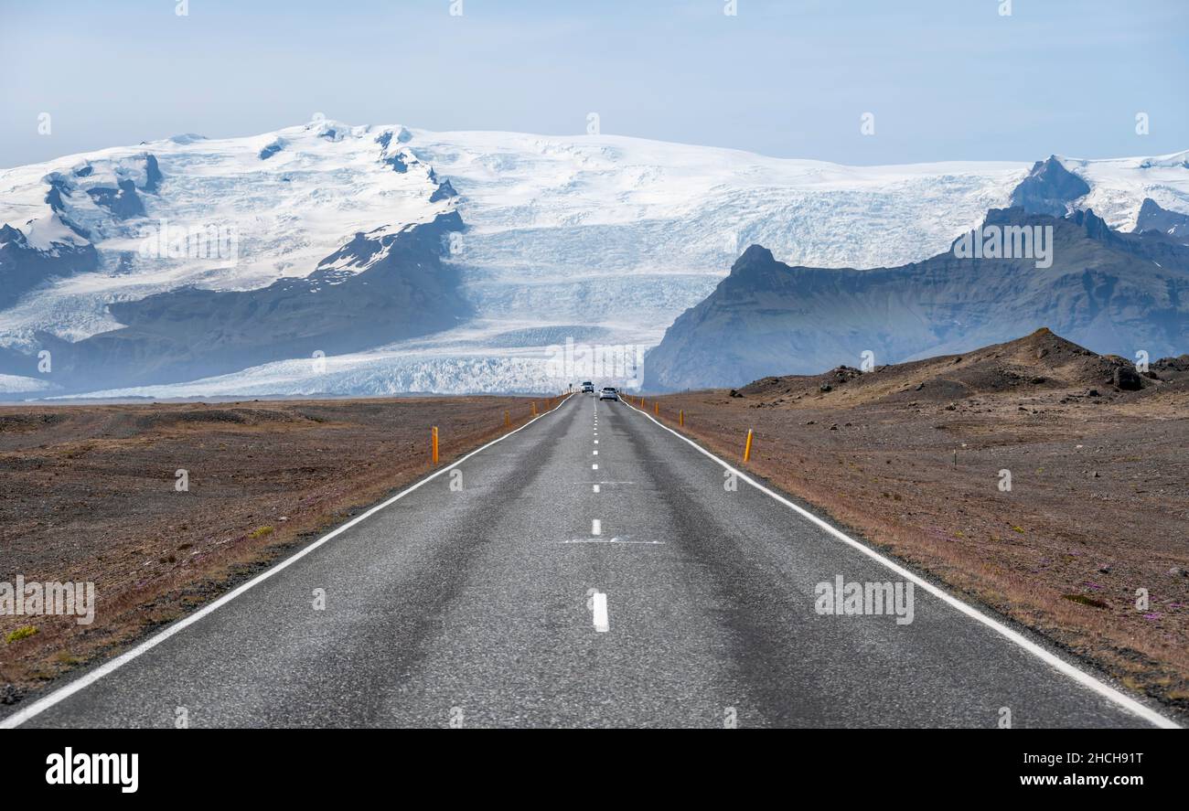 Strada di campagna, enorme ghiacciaio Vatnajoekull nel retro, Ring Road, Islanda Foto Stock