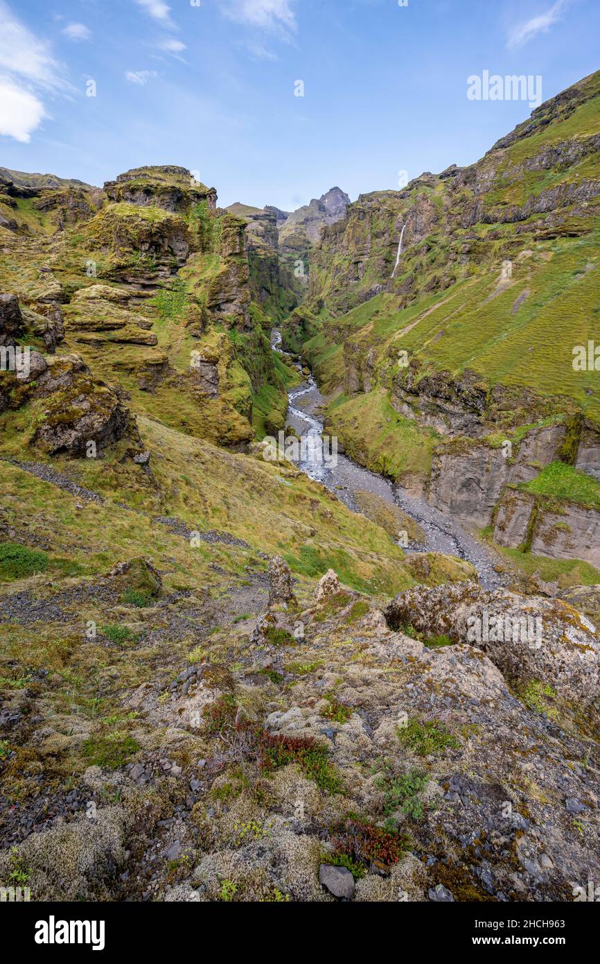 Paesaggio di montagna con canyon, fiume nel canyon di Mulagljufur, Sudurland, Islanda Foto Stock