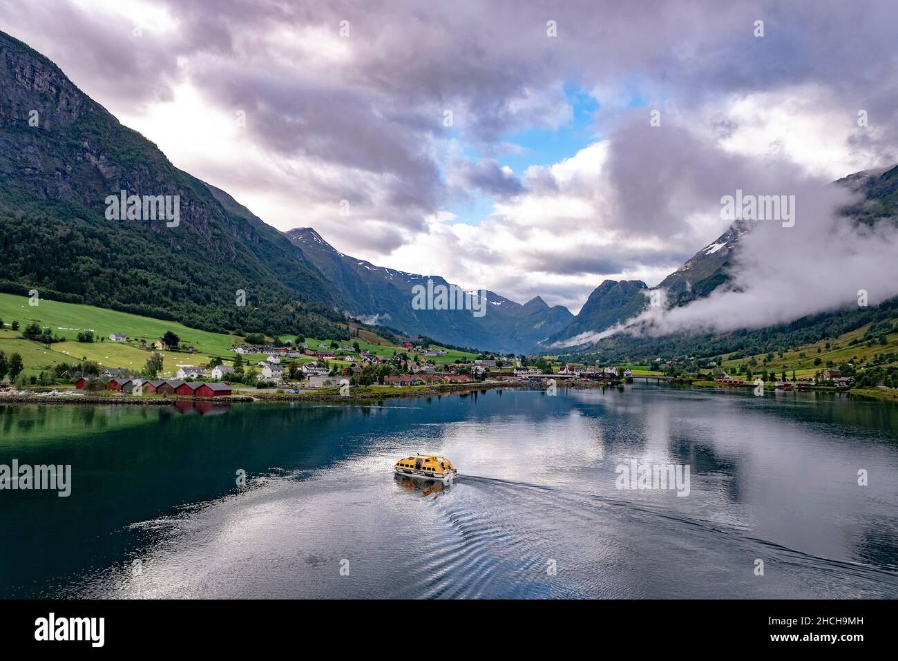 Il villaggio di Olden sul fiordo Innvikfjord in Norvegia Foto Stock