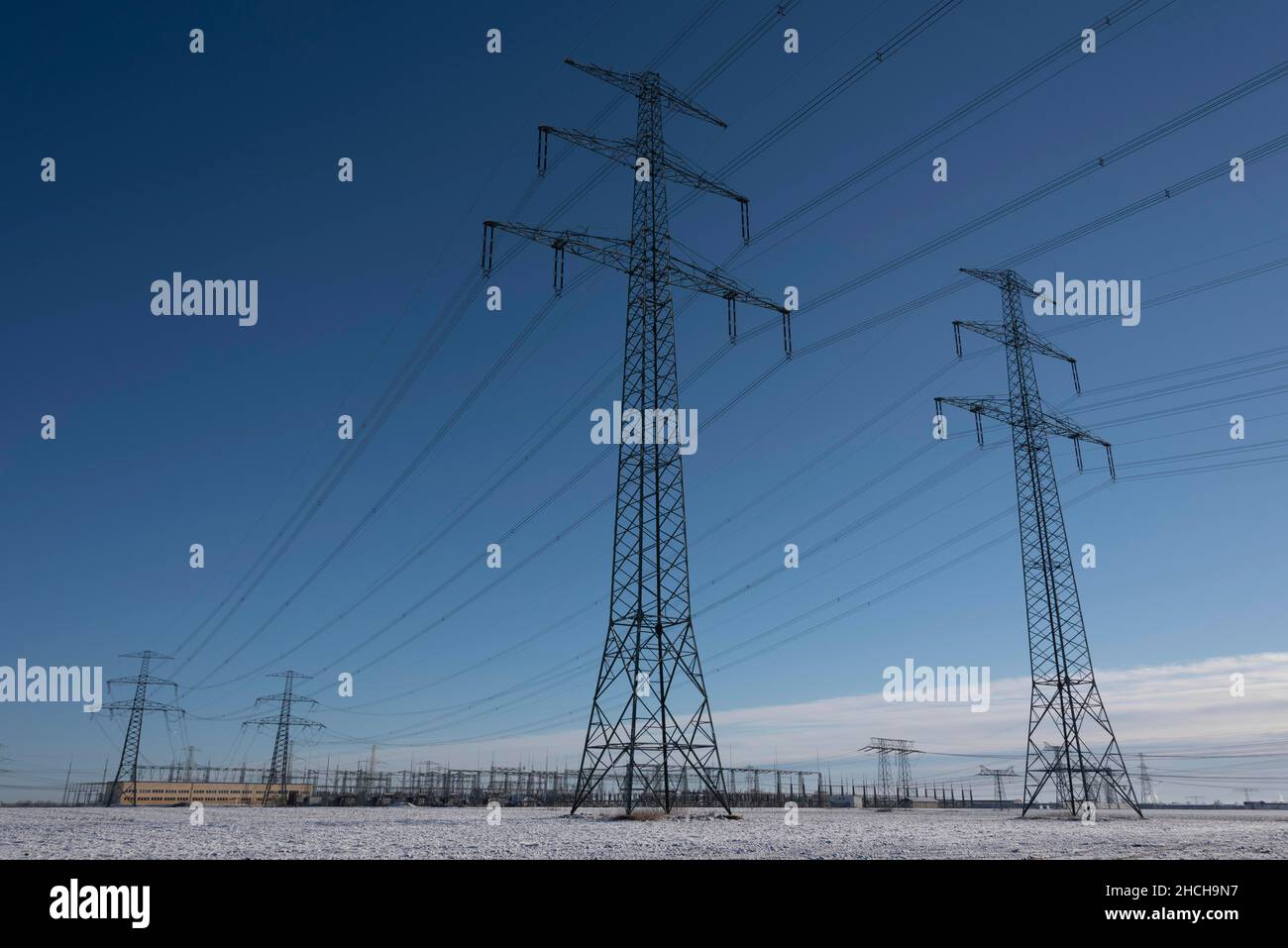 Piloni di potenza, sottostazione, Wolmirstedt, Sassonia-Anhalt, Germania Foto Stock