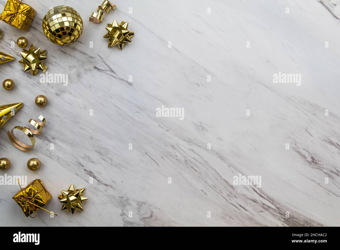 Decorazioni in oro festivo su sfondo di marmo bianco, spazio copia per Capodanno, anniversario, festa, compleanno, Celebrazione, Vendita Foto Stock