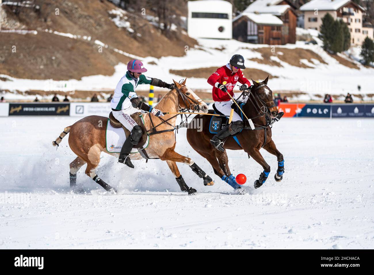 Nacho Gonzalez (rosso) del Team St. Moritz combatte per la palla contro Agustin Kronhaus (bianco) del Team Azerbaijan Terra del fuoco, 36th Snow Polo World Foto Stock