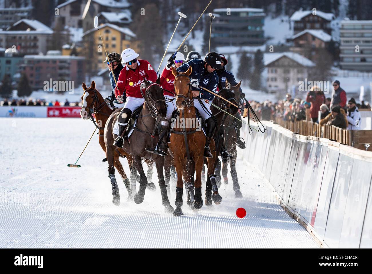 I giocatori del Team Maserati (blu) e del Team St. Moritz (rosso) lottano per la palla con il pieno sforzo fisico sulla ferrovia, 36th Snow Polo Foto Stock