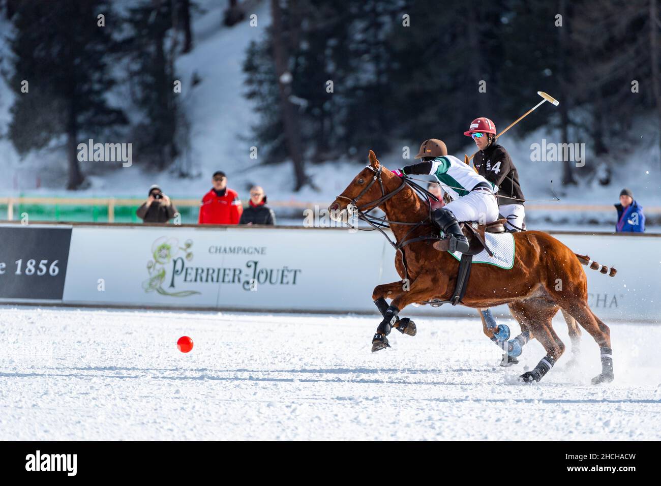 Santiago Marambio (bianco) del Team Azerbaijan Terra del fuoco combatte per la palla contro Alejandro Novilla Astrada (nero) del Team Badrutt's Palace Foto Stock